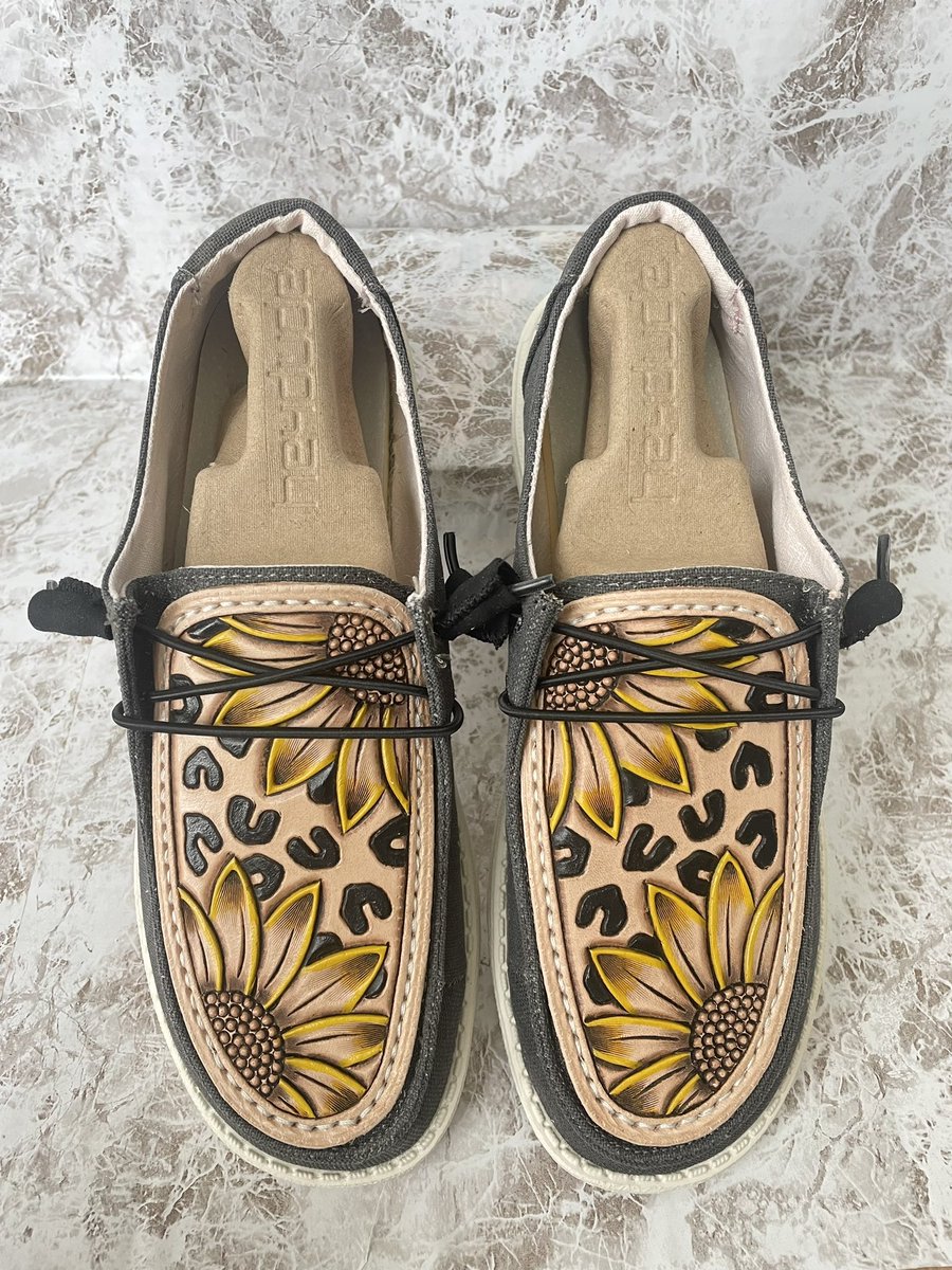 Emilee_Clark8's tweet photo. Womens size 8 for sale! https://t.co/SNOwZbxbf7