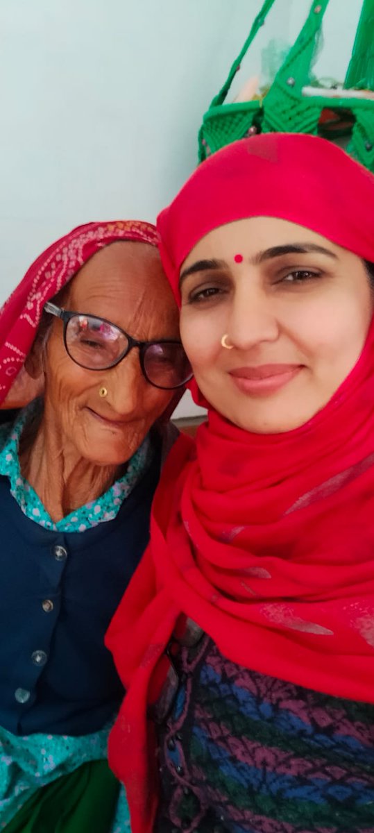 अच्छे विचार और अच्छे कर्म मन को हल्का करते है...इसलिए अच्छे कर्म करते रहें..
और मुस्कुराते रहिये और खुश रहिये।
प्यारी नानी माँ के साथ।
#GoodMorningEveryone