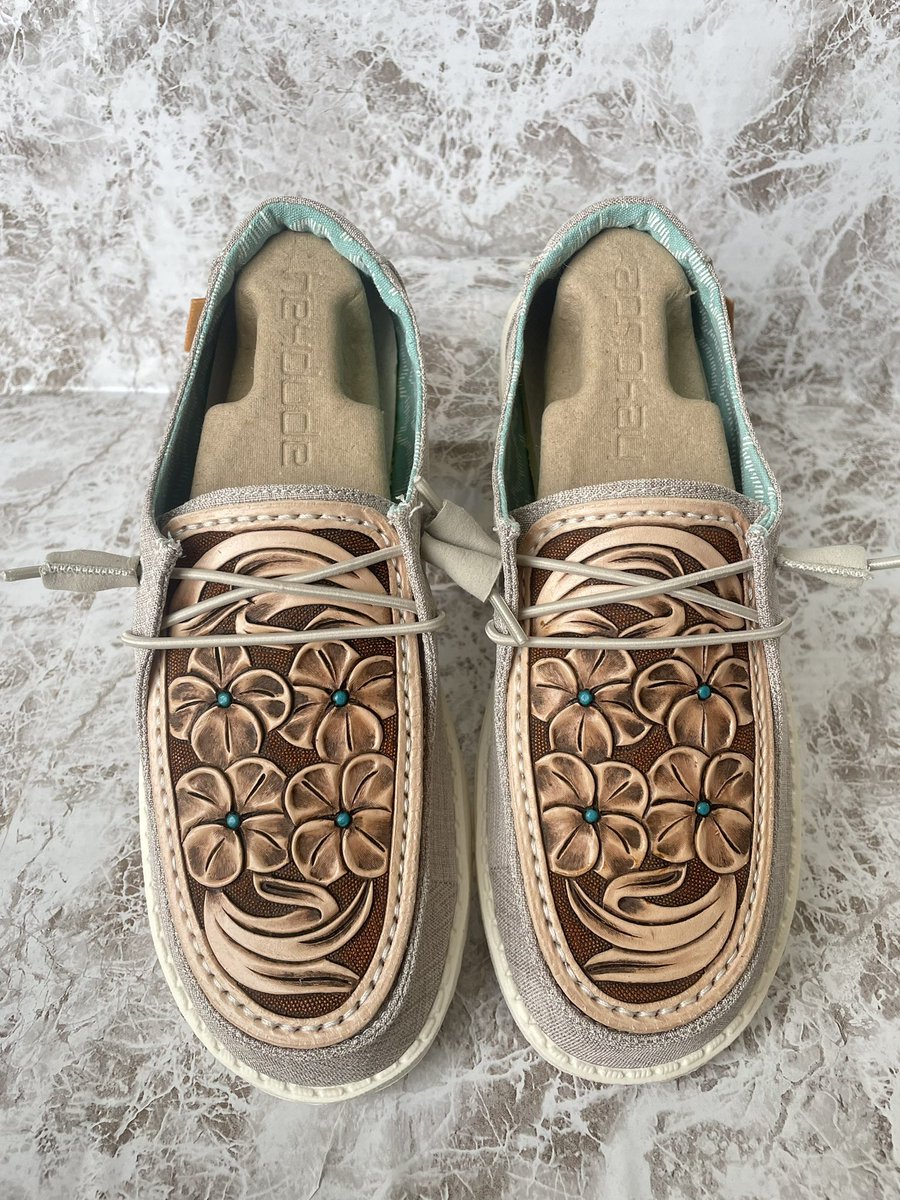 Emilee_Clark8's tweet photo. Womens size 7 for sale! https://t.co/ON5GdMhCf0