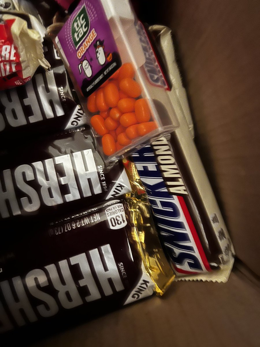 salomaw_walker's tweet photo. Thankful for ⁦@GoodSamG⁩ for the chocolate bar donations! Our students will be excited to receive a king size bar as one of their rewards! ⁦⁦@LMS_Lumberjacks⁩ ⁦@ansil_howard⁩ ⁦@LVelascoLV⁩ https://t.co/UvEtiEJdQp