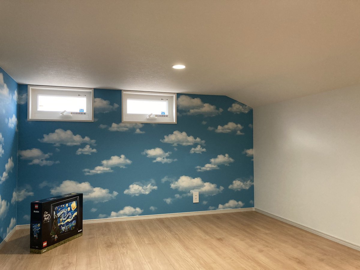 ulgrotha's tweet photo. 新居の引き渡し完了。
この屋根裏部屋がレゴ部屋になるぞ。

IKEAでリーズナブルな机を複数買ってモデルを並べよう https://t.co/r950yKr9bG