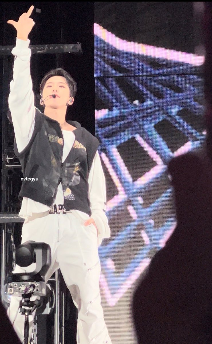 406jeon's tweet image. hoshi flipping everyone off during cheers oh i LOST IT