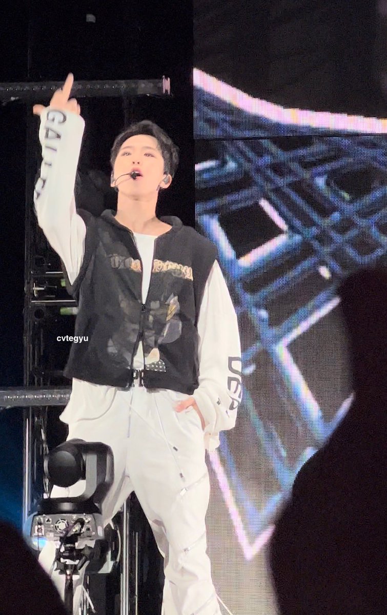406jeon's tweet image. hoshi flipping everyone off during cheers oh i LOST IT