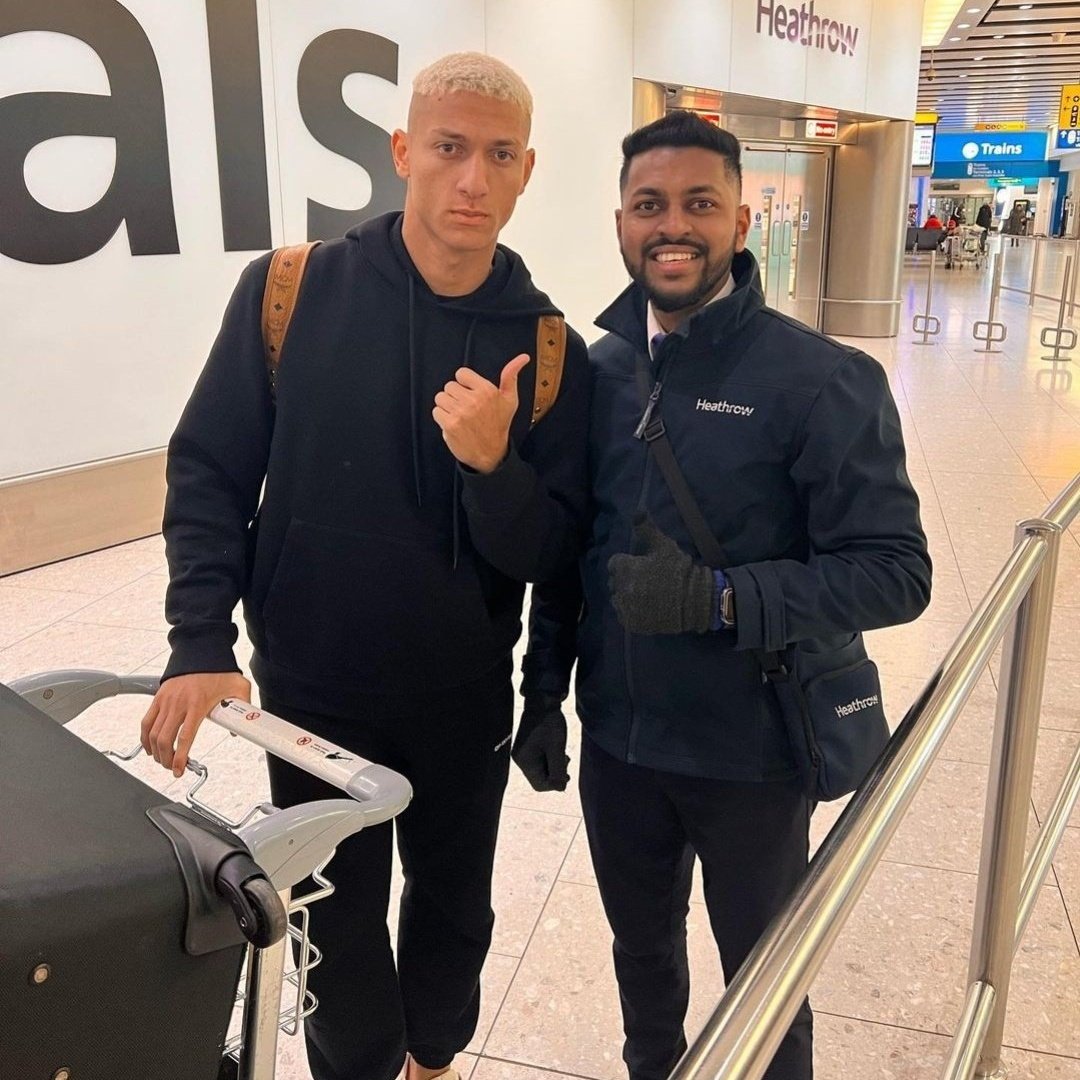 Ashton Gomes (fã), divulgou foto de Richarlison no aeroporto. 😌

🔗 instagram.com/p/CmAmCt6jZjA/…