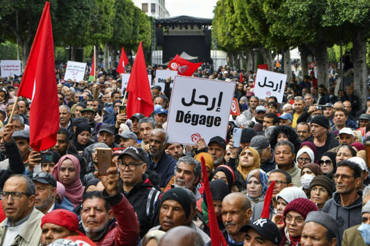 #Tunisie , le Point de non-retour franchi  ? ..
* Les protestataires ont marché dans le centre de Tunis, brandissant des pancartes avec les inscriptions "#Dégage" ou "le citoyen opprimé est plus pauvre et a plus faim"