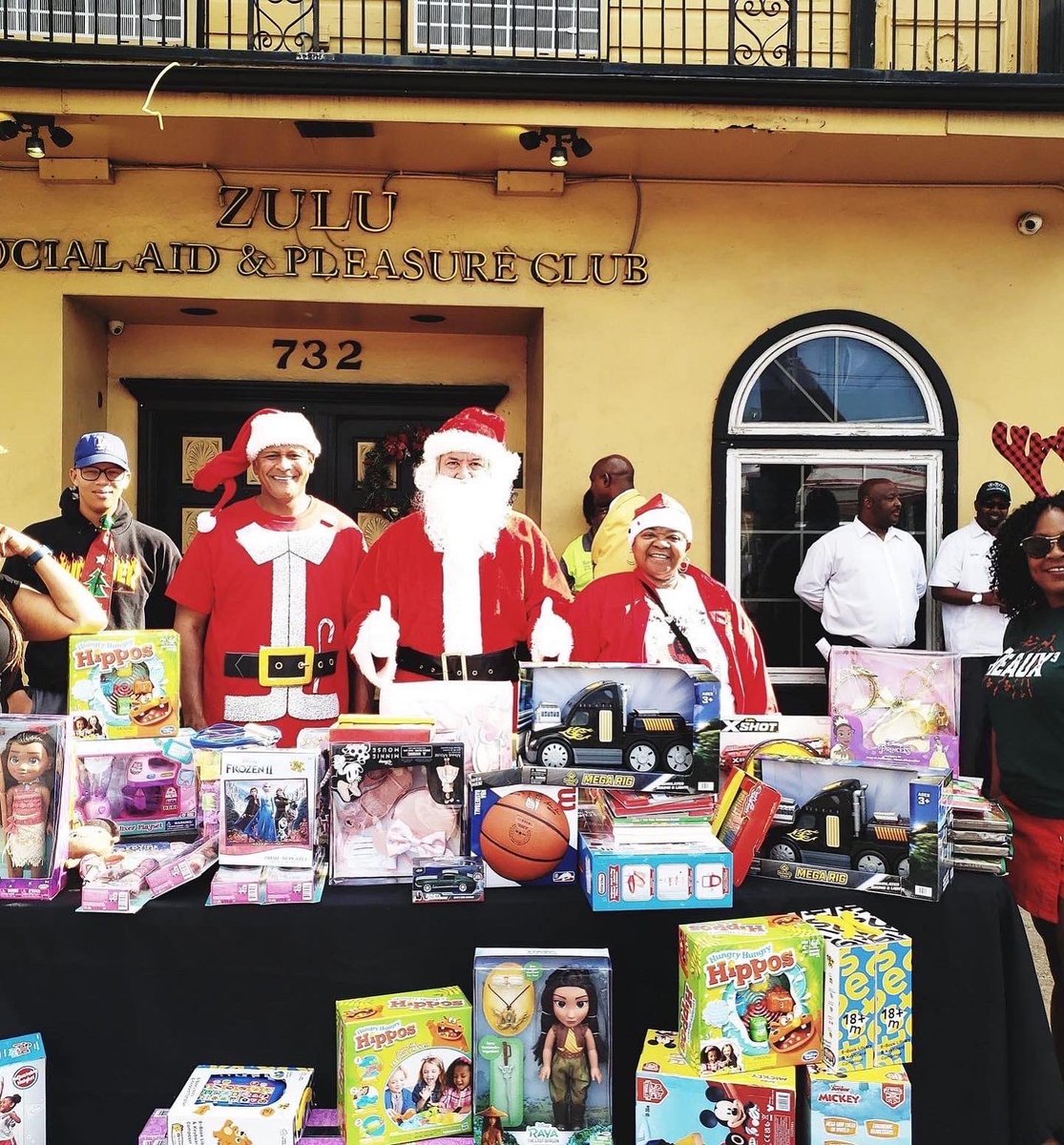 DeeBoydBroker's tweet photo. King Adonis Nola C Expose 24th Annual Toy Drive was a success. It is ALWAYS a blessing to be a blessing. Great job King! 

#staterepdelishaboyd #delishadelivers #delishadelivers #happyholidays #ZuluClub #toydrive https://t.co/Q9sDxrxAqr
