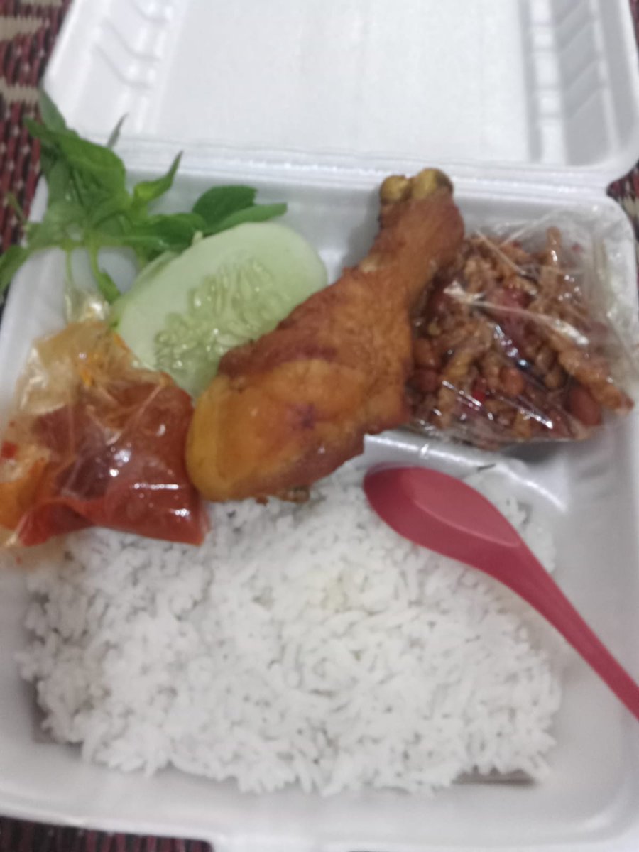 Mau yang 10k apa yg 12k hayo!! 15k + aqua &amp; pisang,neh.. pada allhamdulillah buat paket2 wisata jogja solo dan sekitanya 😅🤣 masak dewe, ayam tempe kering sambal tomat mba miyati 😁😁 kak <a href="/kaesangp/">“kak” Kaesang</a> makasih order