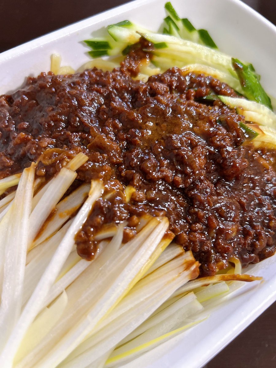 こんにちは！昨夜はジャージャー麺を食べました。仕事に行き詰まってる私に、旦那が気を利かせて買ってきてくれたので文句は言えませんが…大盛りもいいところ！

今日はもう食べまいと思ってもお腹が減ってきてショゲてる😔🌀忙しいから仕方ないって分かっていてもダイエット出来ないのもストレスです