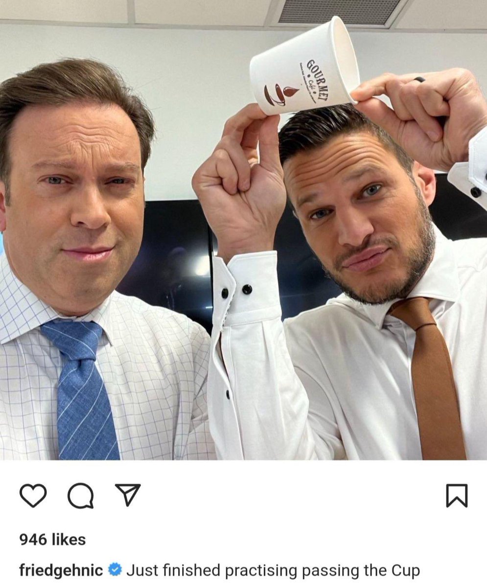 GinoHard_'s tweet image. Kevin Bieksa responds to Zdeno Chara accusing the 2011 Vancouver Canucks team of pretending to pass around the cup at practice during the Stanley Cup Final 😂👏🏻

(📸: @FriedgeHNIC)