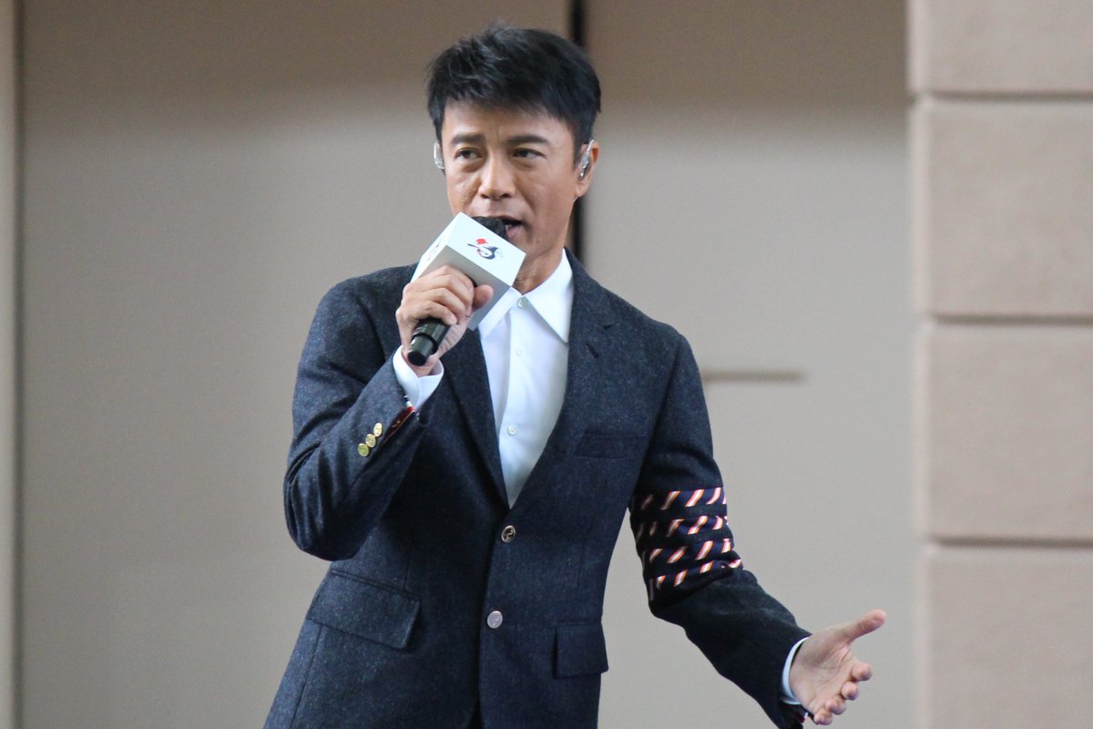 gokuumapog's tweet photo. 【香港国際競走・オープニングショー】パドックで始まった人気歌手 #HackenLee さんの1曲目は「大事MANブラザーズバンド」の「#それが大事」でした!
@HKJC_Racing #HKJC #OpeningVarietyShow https://t.co/UwOV8c4x0l