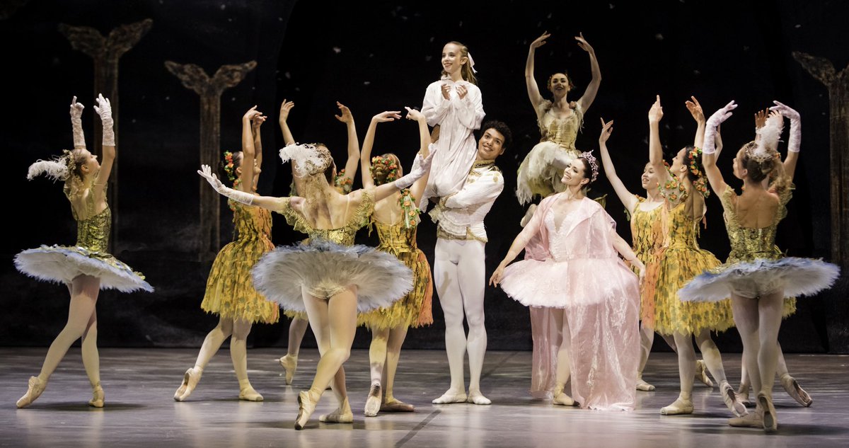 A festive season must do: <a href="/CTCityBallet/">CapeTown  CityBallet</a>’s The Nutcracker currently at <a href="/ArtscapeTheatre/">#ArtscapeTheatre</a> until 23 Dec. Its such a feel good night out filled with gorgeous set changes, costumes &amp; dancing. It definitely managed to kick my festive spirit into gear. ❤️🎄(Photo credit: Helena Fagan)