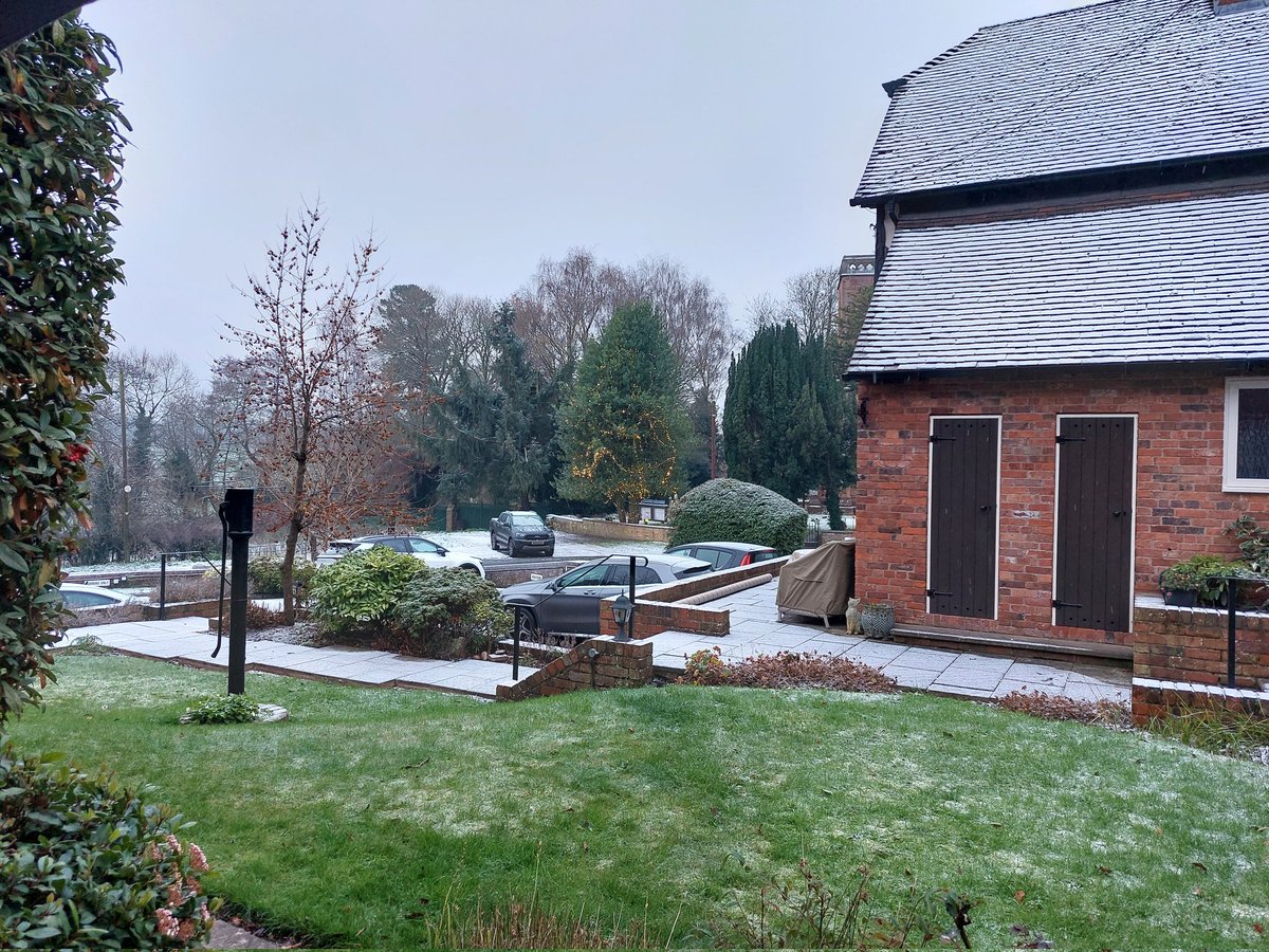 steangelini80's tweet photo. E la prima neve è arrivata.. Buongiorno! ❄️☃️❄️ https://t.co/DXZsQw0jBZ