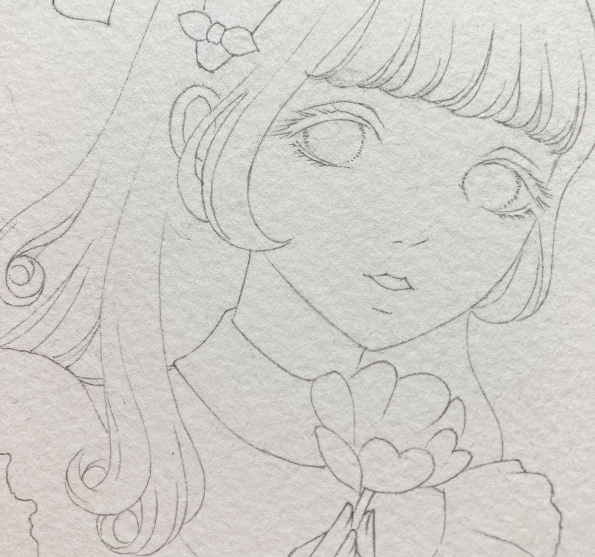 昭和レトロな女の子を描いてます❣️
お花はアネモネのつもりです🌸 