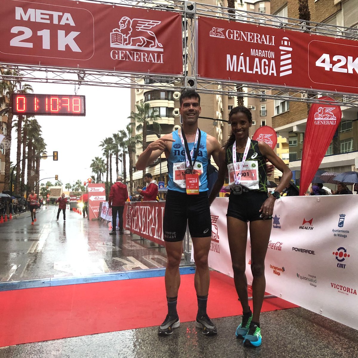 maratonmalaga's tweet photo. Ganadores del Medio Maratón:

- Woldu Mekdes: 1:08:25.
- Cristóbal Valenzuela: 1:08:30.

Sí, la mujer ha sido la primera persona en cruzar la línea de meta. HISTÓRICO. https://t.co/RfwIl16S4H
