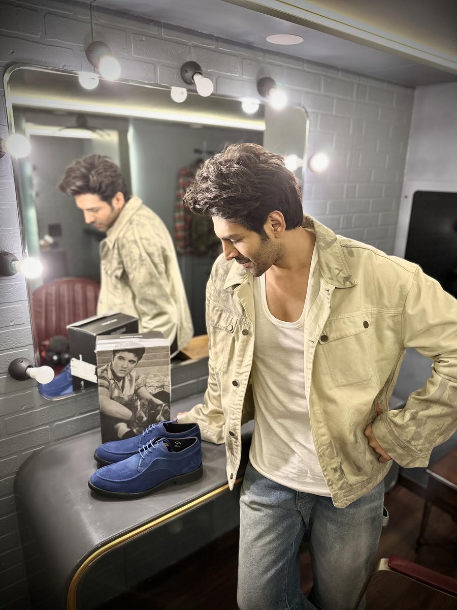BATA_India's tweet photo. Kartik Aaryan shows his love for the legend and the legendary Hush Puppies® X Elvis Presley™ collection. Check out Neo Casuals for Neo Leaders available at your nearest Hush Puppies and Bata stores or visit https://t.co/uQTkMA4UVG

#ElvisCollection #elvisstyle #HushPuppiesxElvis https://t.co/GvJV2NfMY1