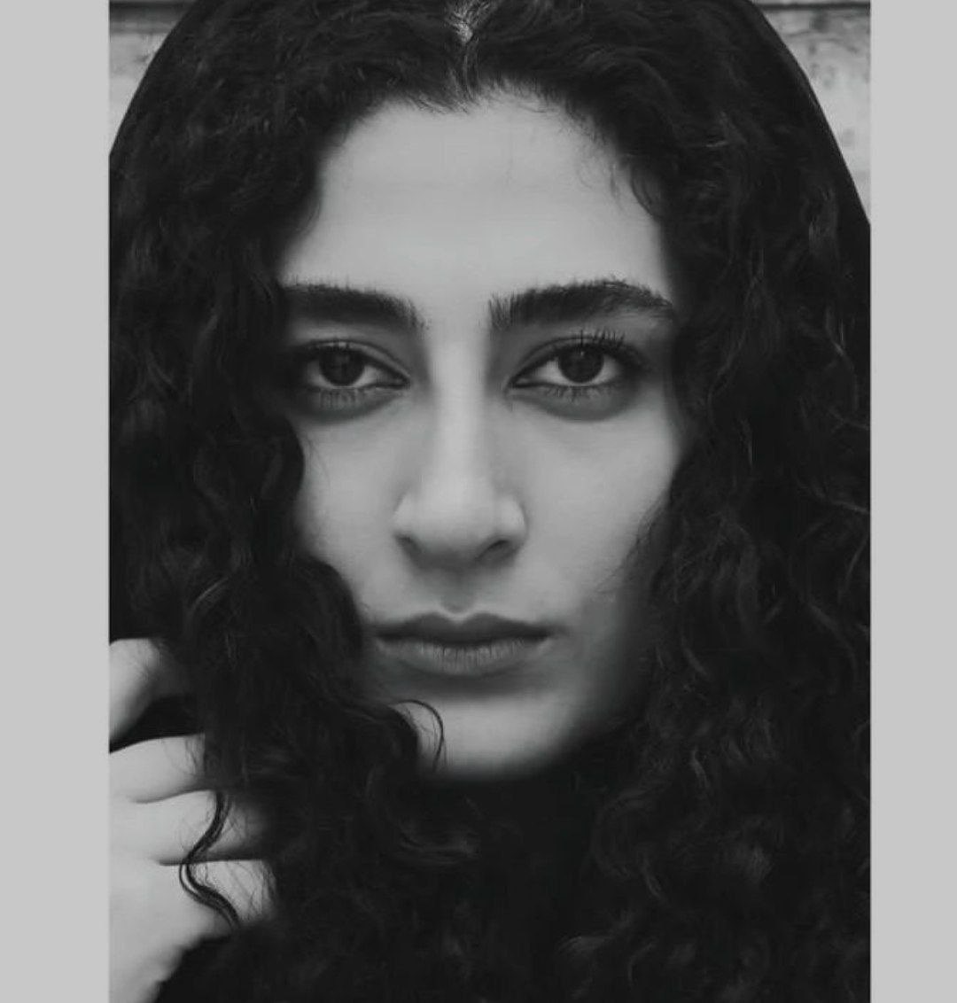 Bijan63's tweet photo. Dit is #Mahdieh_Soleimani, een student acteren aan de Azad universiteit (Suhanak), Teheran, #Iran.
Ze werd op 8 december jl. ontvoerd door de repressietroepen  van het #Iraanse regime vanwege haar activisme.
Haar leven is in gevaar.
Wees svp haar stem.
#MahsaAmini #IranRevolution https://t.co/9QWys1L87c
