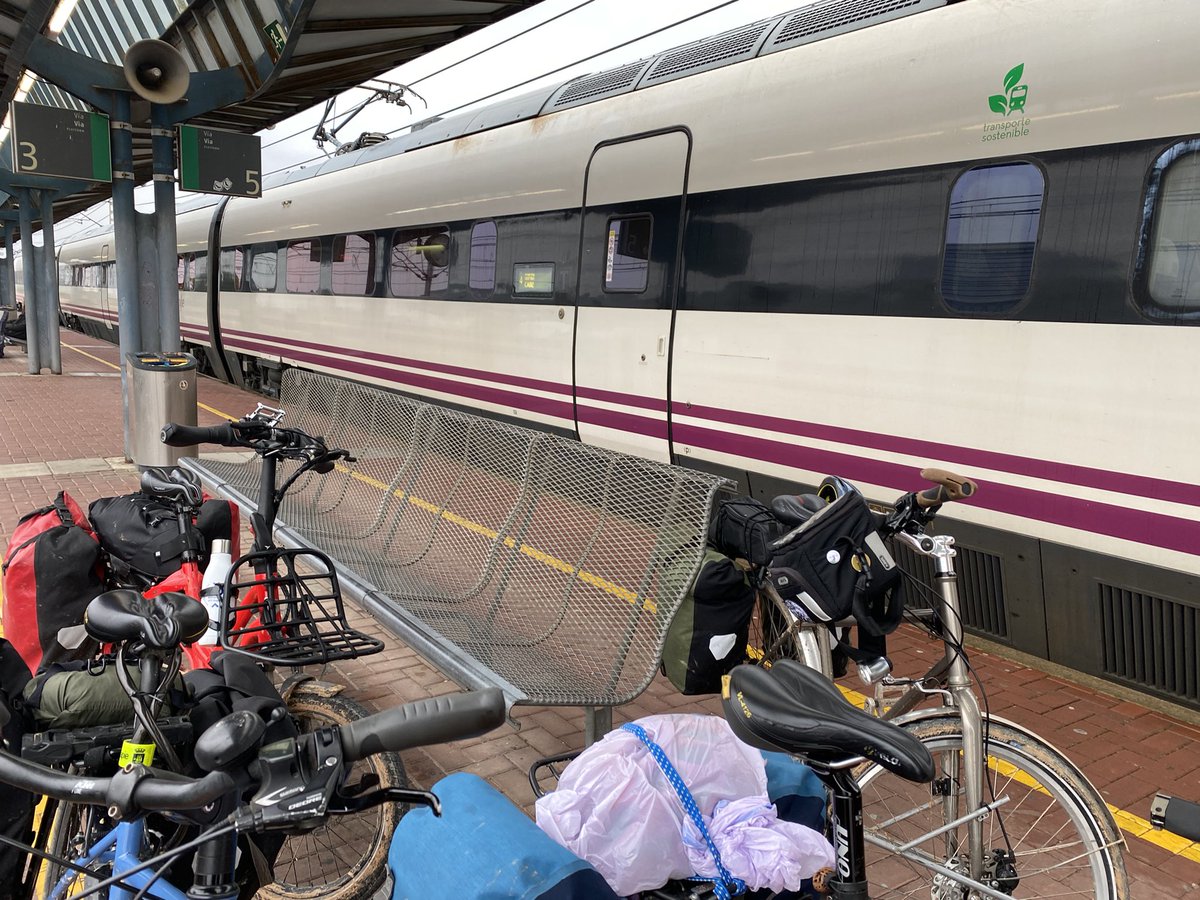 devstrainer's tweet photo. De nuevo @renfe  #tenfe tras vender billete con transporte de bici incluida, ha dejado ciclistas tirados por criterio del revisor, en este caso nos ha tocado a nosotros en la estación aldea/amposta. @ConBici https://t.co/lpaN9D2Z6S