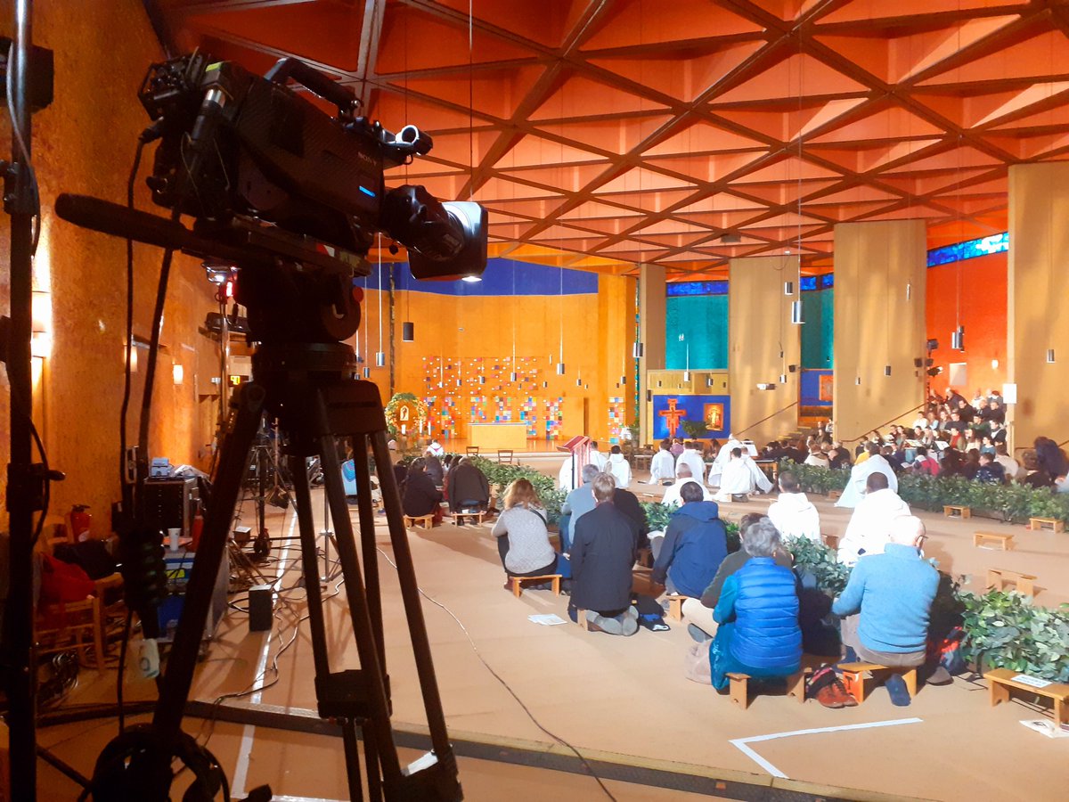 taize's tweet photo. Ultimes préparatifs pour la célébration de l'eucharistie en direct depuis #Taizé, à suivre grâce à @jourduseigneur sur @France2tv à partir de 11h (heure de Paris). Auparavant, entretien de frère Alois et reportages sur Taizé dès 10h30 https://t.co/CCVgPtCsfh