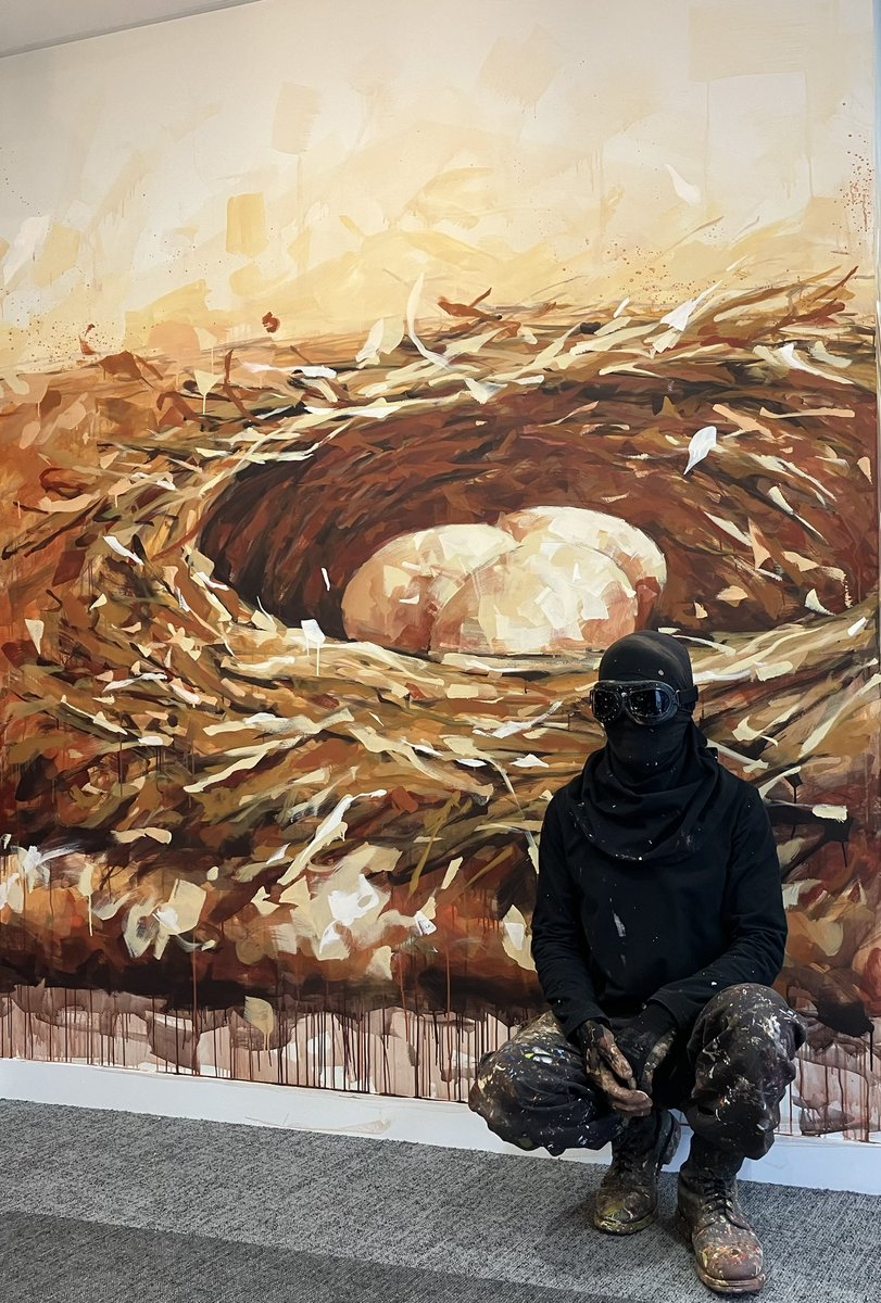 Néotoa x WAR! "A poil ou à plume, chacun fait son nid." Visible depuis l’extérieur de nos bureaux elle accueille les visiteurs. Cette nouvelle œuvre murale était le dernier coup de pinceau après plus de 2 ans de travaux ! Merci pour le supplément d’âme #Wardawest!  #Rennes #War!