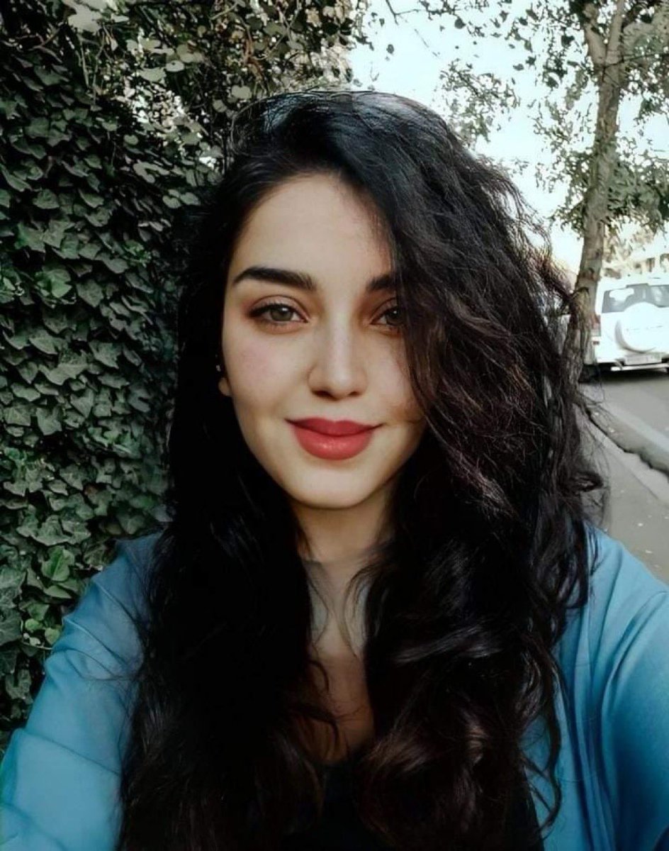 Dit is #Hosna_Heidari, een scheikundestudent aan de Razi-universiteit in Kermanshah, W-#Iran.
Ze werd op 9 december jl. ontvoerd door de repressietroepen v het Iraanse regime in Kermanshah.
Over haar lot is niets bekend.
Haar leven is in gevaar.
Wees svp haar stem. #MahsaAmini