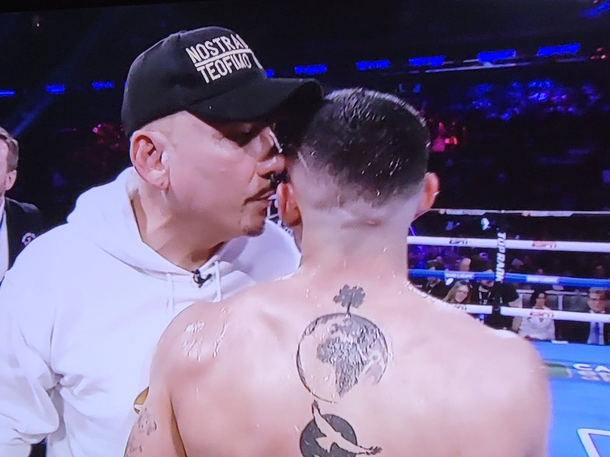 BoxingVitals's tweet photo. #TeofimoLopezJr just doesn't look confident going into the last round. Like I said Sandor was not easy work.
#LopezMartin https://t.co/mgTqgjzRZL