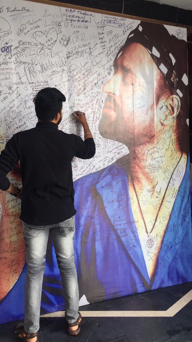 Lovable_Shahul's tweet photo. #BaBaReRelease #BaBaReRelease2022 #BabaFDFS #BabaRemastered #BabaReturns Veraaaaaaa Level Vibes...... Summa Marana Massss..... 💪💪🤟🤟💥💥💥💥💥💥💥💥 https://t.co/g2zKoOFxpS