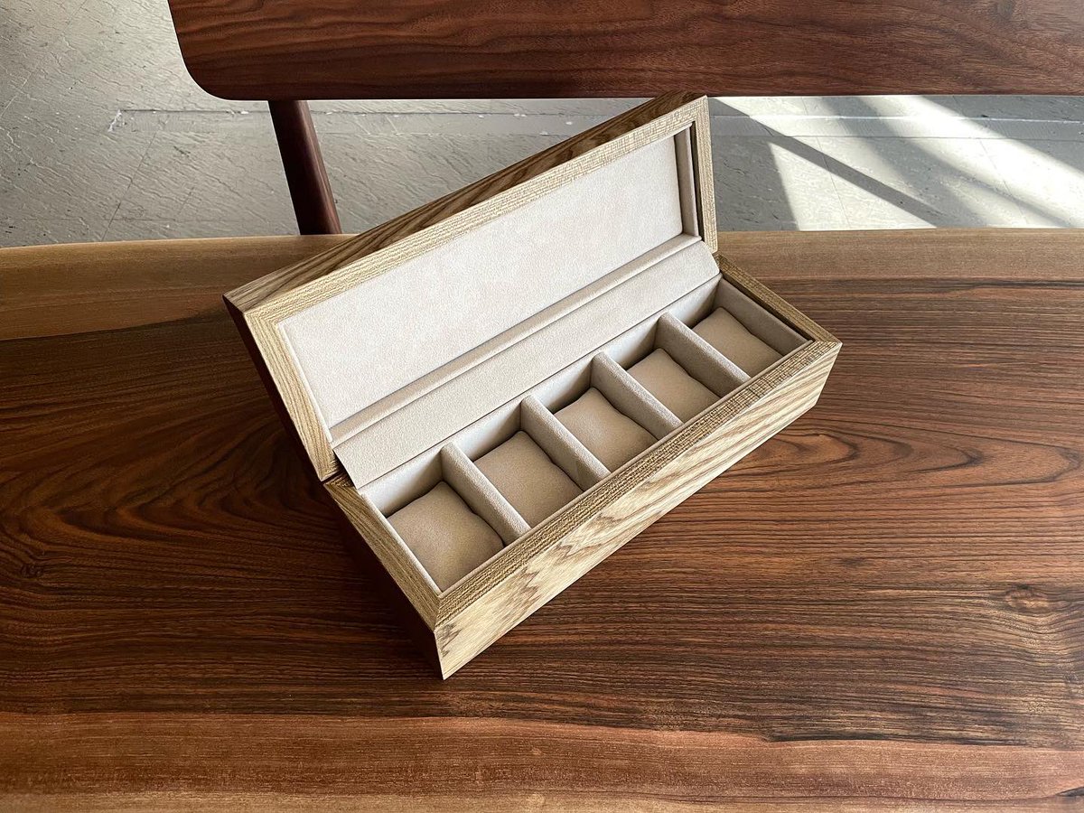 CaseKoma's tweet photo. 「神代タモの時計ケース」

1000年以上地中の中で腐敗する事なく埋もれていたものを神代木と呼びます。
永い年月経て変化した独特で深みのある緑灰褐色が人工的な着色には無い最大限の魅力です。
亀井

 #KOMA    #時計ケース #高級時計ケース 　#腕時計ケース  #時計ケース高級   #神代タモ　#神代木 https://t.co/pzMv7DY2bP