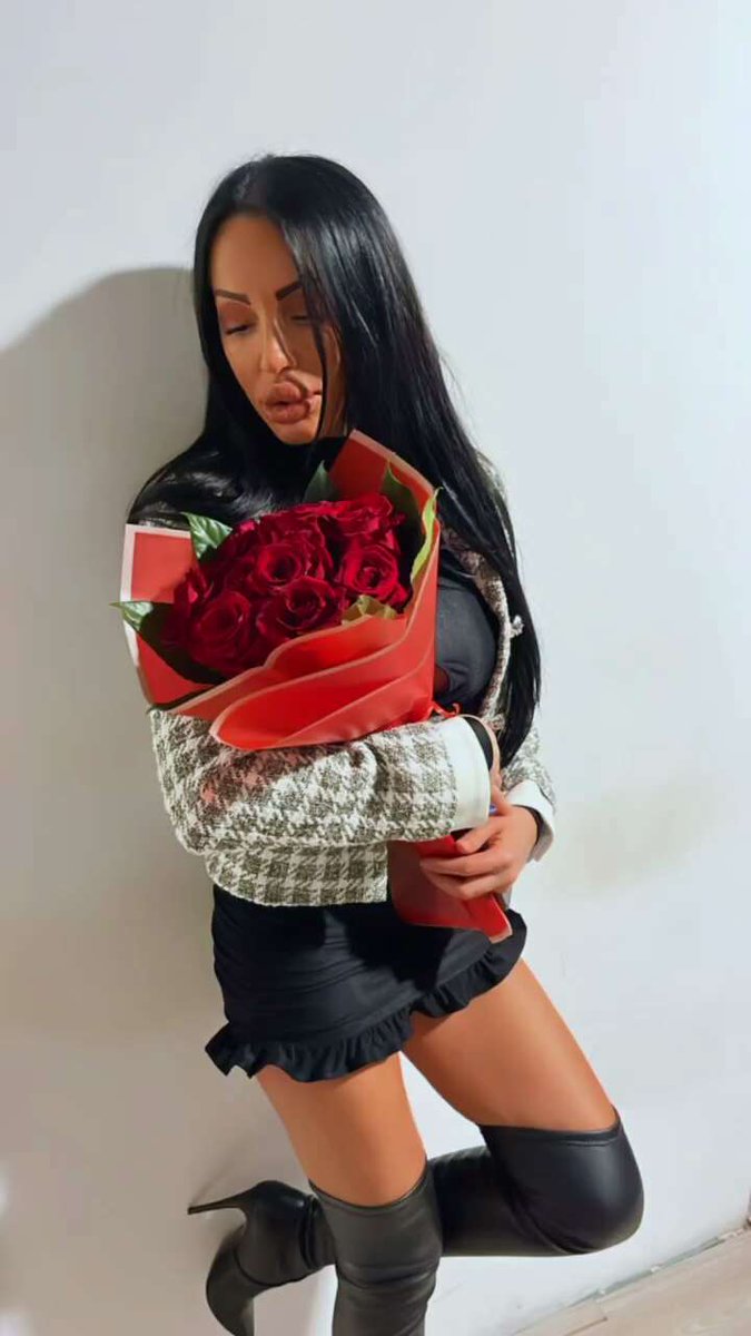Mistress6Reina's tweet photo. Dobila sam kitu cveća 🌹🌹 https://t.co/GaoieBxuJg