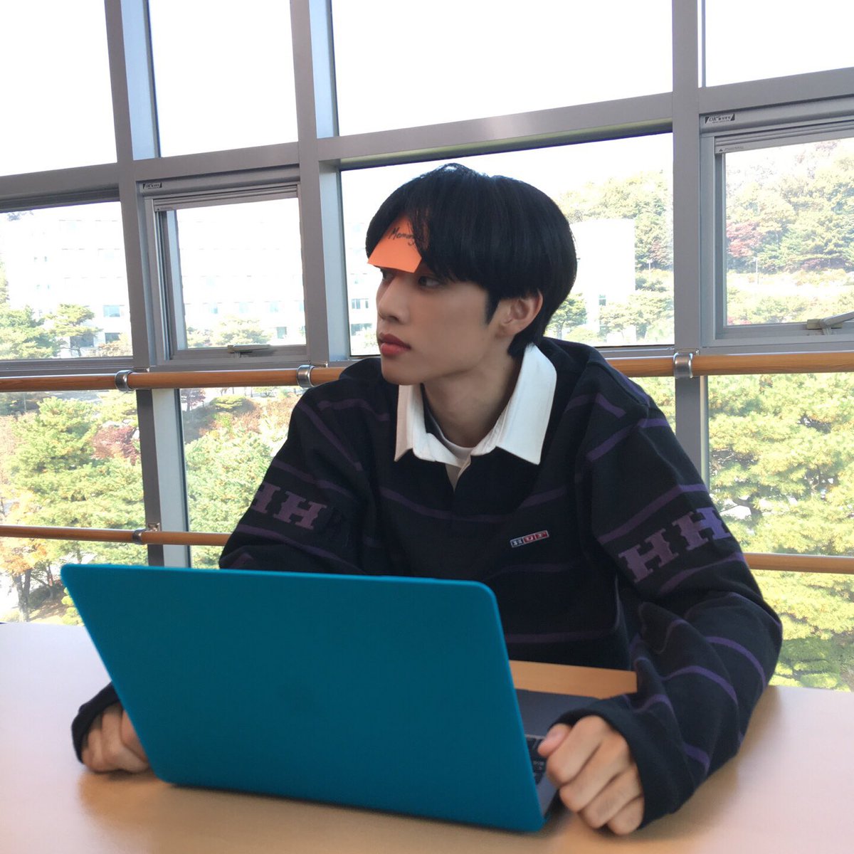 นั่งรอเรียนออนไลน์