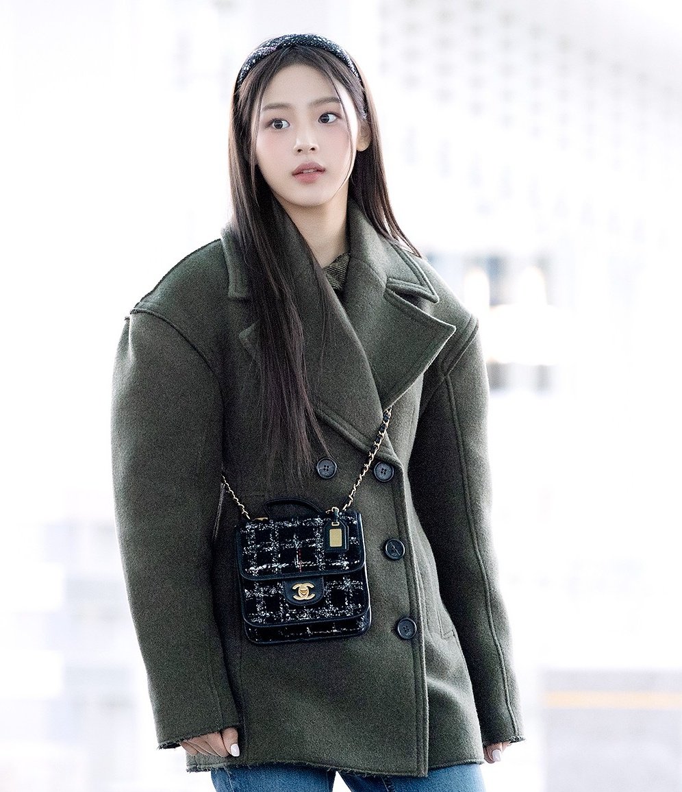 miinnji's tweet photo. Nobody nails off-duty casual quite like me, I bet(?). perhaps most of you wouldn't normally advocate for boyfriend's jeans and winter coat together, but here, the whole thing works for me. Faced the papzz armed with my Chanel bag accompanied, off we go “Japan, I'm coming!” https://t.co/iFoYGMftJw