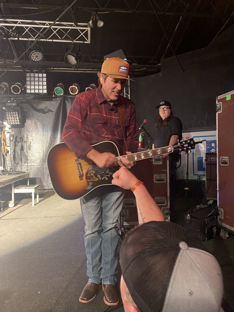 teerexy_'s tweet photo. @caseydband thank you for another great show, it’s our 5th and you literally made my dads whole entire life w the fist bump, thanks for memories 💜 https://t.co/rfa1cn8z8b