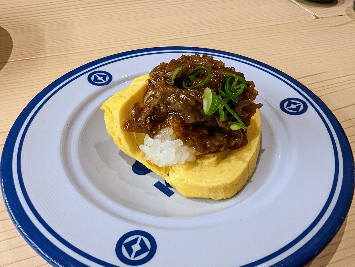 rikujosushi's tweet photo. お肉が好きなので大歓喜〜！ #くら寿司 で「だし巻き すき焼きにぎり」を食べました。甘辛くて柔らかい牛肉は鉄板ですが、シャリごと柔らかく包んでくれるだし巻きがフワッフワでお上品な味。食べる毛布のよう。「黒毛和牛すき焼き風軍艦」もありました！
#陸上寿司愛好会 https://t.co/fcrXn3AGWj