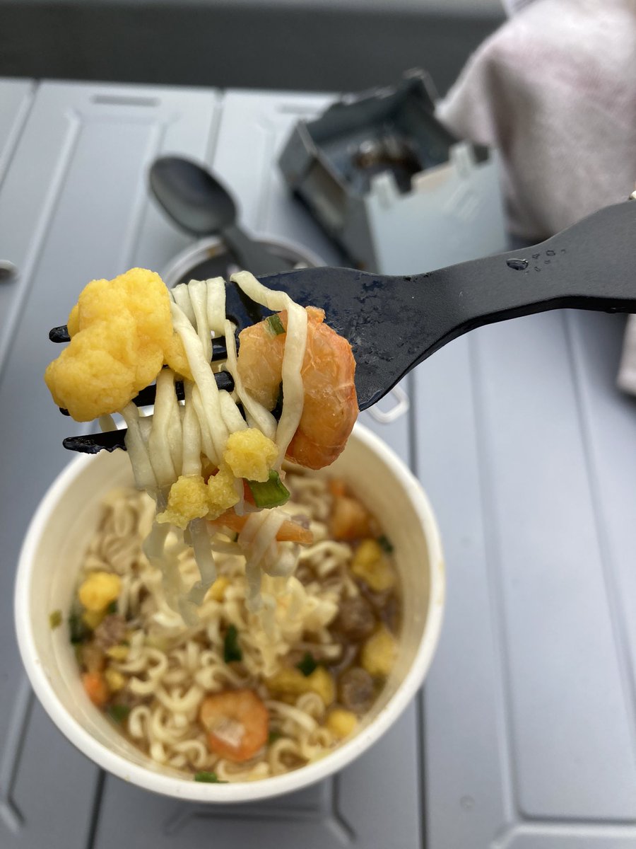 08g452's tweet photo. 久々に今日のランチ。自宅でキャンプ飯(手抜き)
寒すぎて固形燃料で米が炊けてなかった。失敗やなあ結局バーナーで炊き直した寒空ので食うあったかい飯は最高やね https://t.co/1HhLCm8YPn