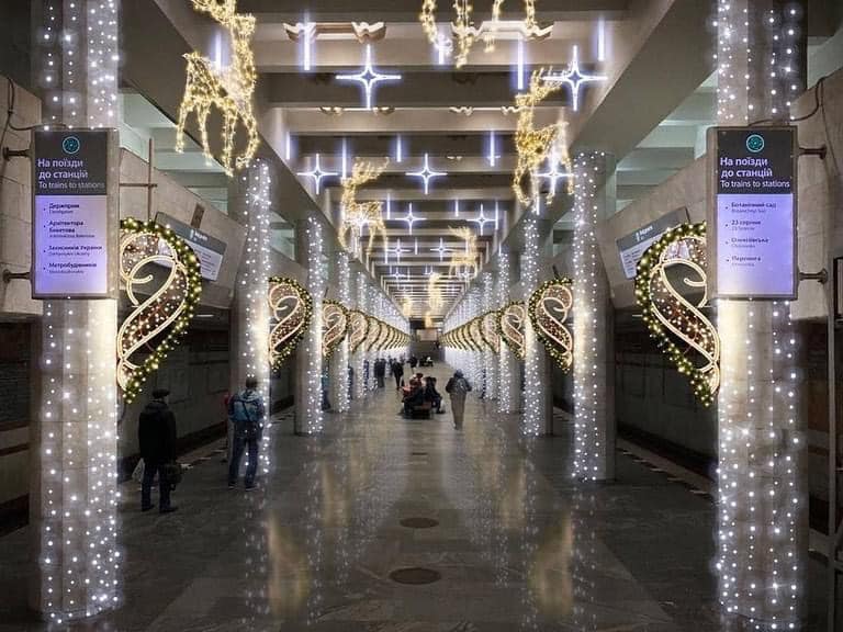 Kharkiv - undefeated &amp; defiant!
Gorgeous Xmas tree &amp; decor light up a Kharkiv metro stations. If not outdoors, then underground!!!
 
Kharkiv is under daily air raid alerts &amp; missile strikes, but Kharkiv residents, like all Ukrainians, will not be backed into a corner.
 
#Kharkiv