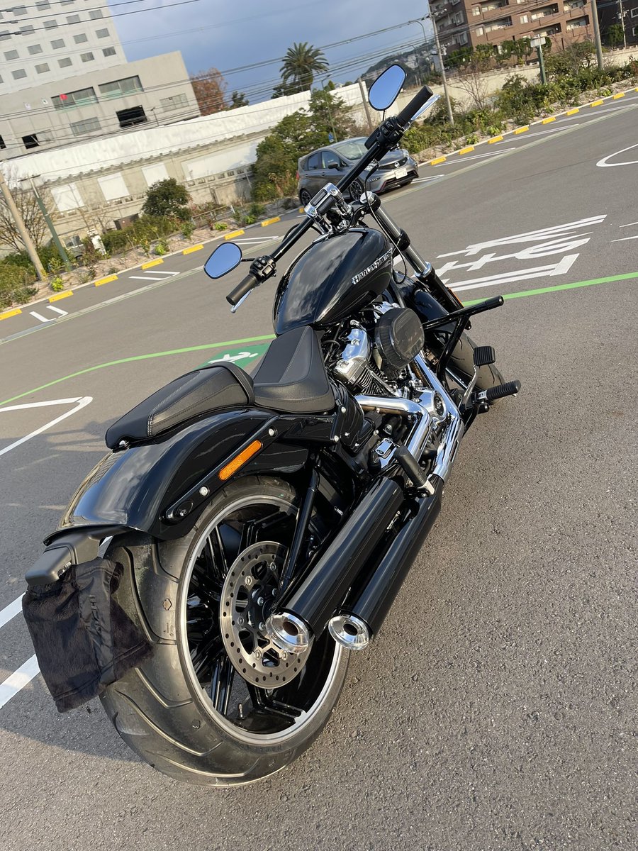 Ganloss's tweet photo. 大切なお知らせがあります
この度初バイク納車致しました
ハーレーダビットソン
114ブレイクアウト　2022 新車
一年近く待ってようやく納車しました
これから相棒としてよろしくな
#ハーレーダビッドソン  #初バイク　＃納車  ＃バイク好きと繋がりたい https://t.co/0uU1iMttOT