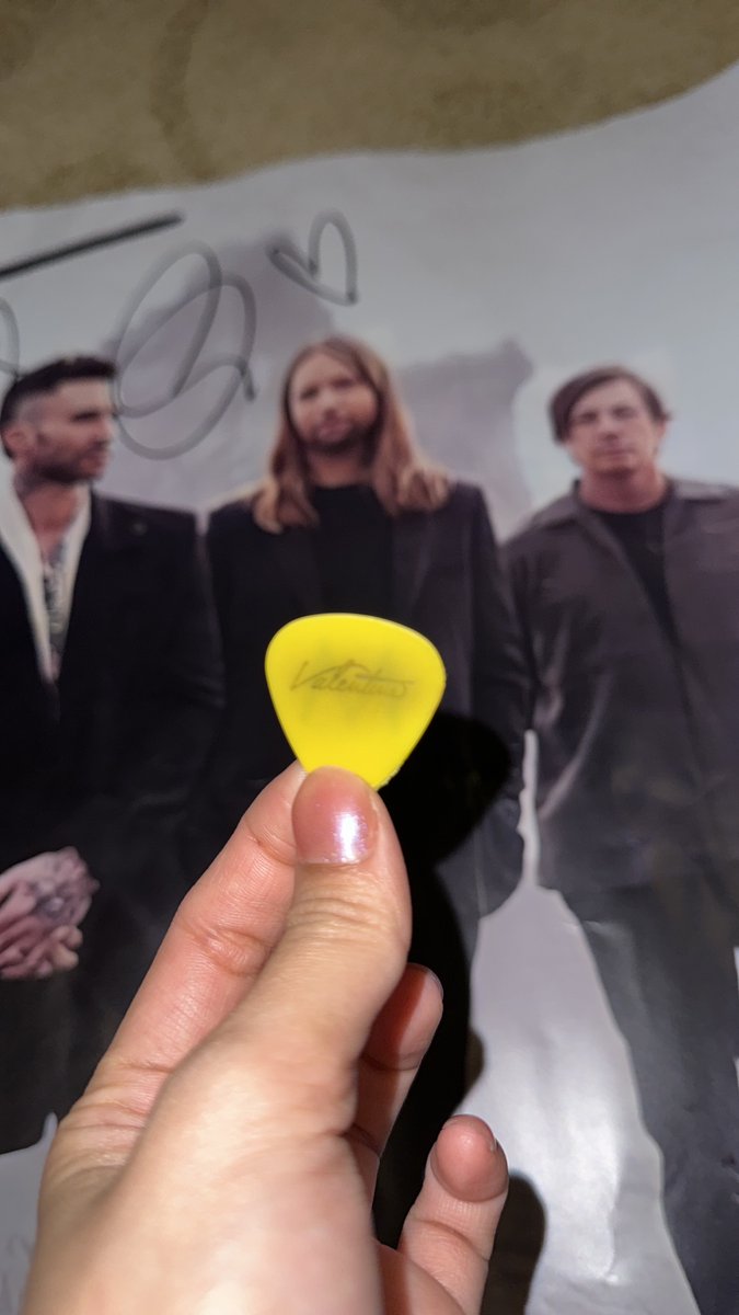 nadyacy's tweet photo. Thank you @adamlevine for signing my poster and also @jamesbvalentine for your signed pick!! PRICELESS MOMENT IVE EVER EXPERIENCED. I've been waiting my whole life to meet you guys @maroon5 ! #maroon5thailand #maroon5 #maroon5worldtour2022 https://t.co/YnT6WEpvsw
