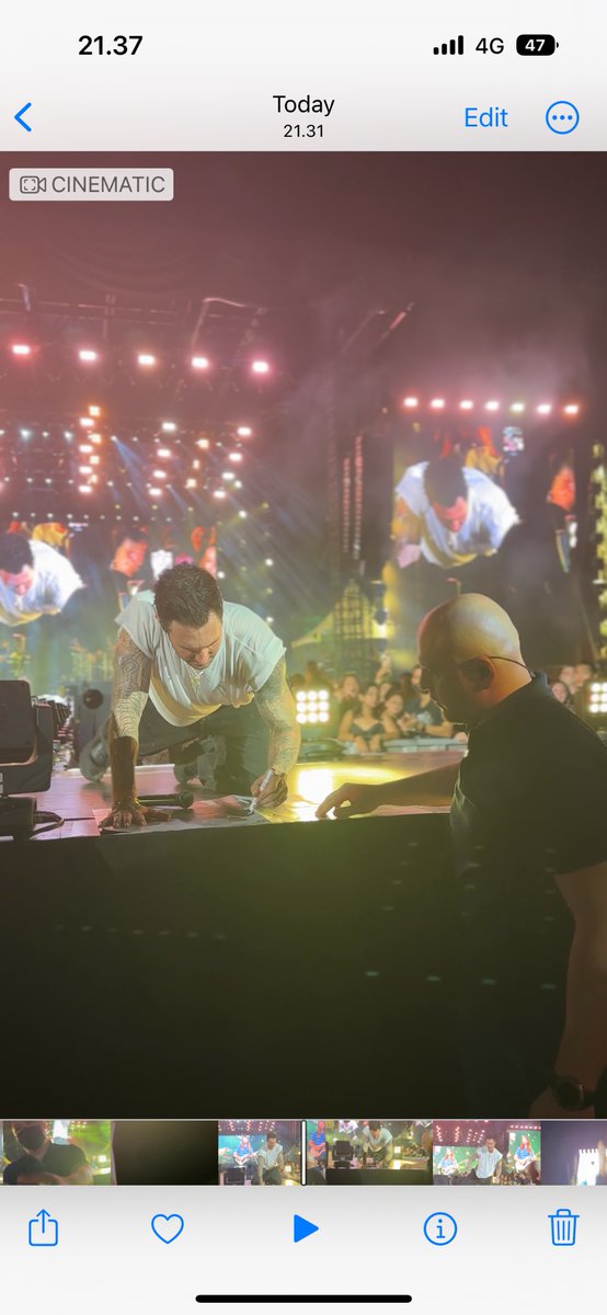 nadyacy's tweet photo. Thank you @adamlevine for signing my poster and also @jamesbvalentine for your signed pick!! PRICELESS MOMENT IVE EVER EXPERIENCED. I've been waiting my whole life to meet you guys @maroon5 ! #maroon5thailand #maroon5 #maroon5worldtour2022 https://t.co/YnT6WEpvsw