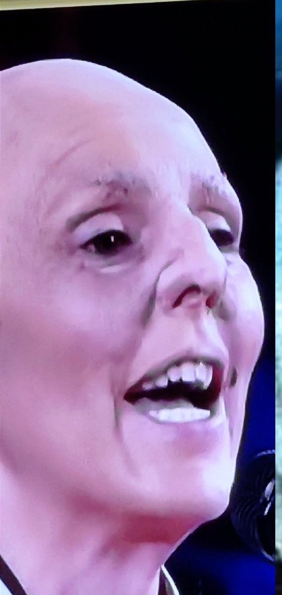 Si tú madre te viera el ridículo que tienes que hacer para llenarle la panza al zángano, te arrastraba por toda España. 
#YoMeRebelo11D 
#CierreDeLFDLT11D