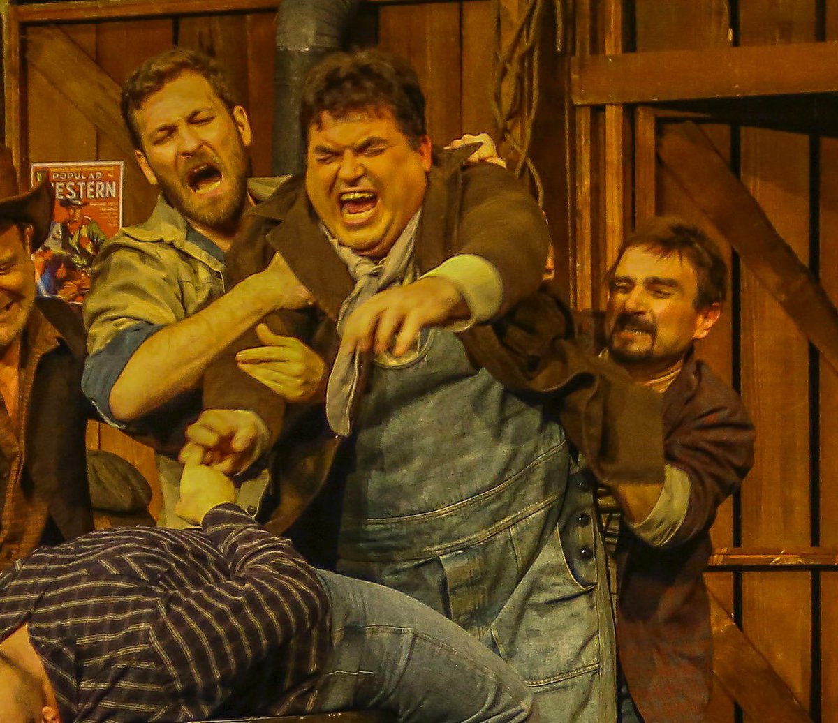 Fareler ve insanlar oyunundan bir sahne.  23 Aralık Cuma günü cevahir AVM  Besa a salonda.                                               biletix.com/etkinlik/1KBT2…