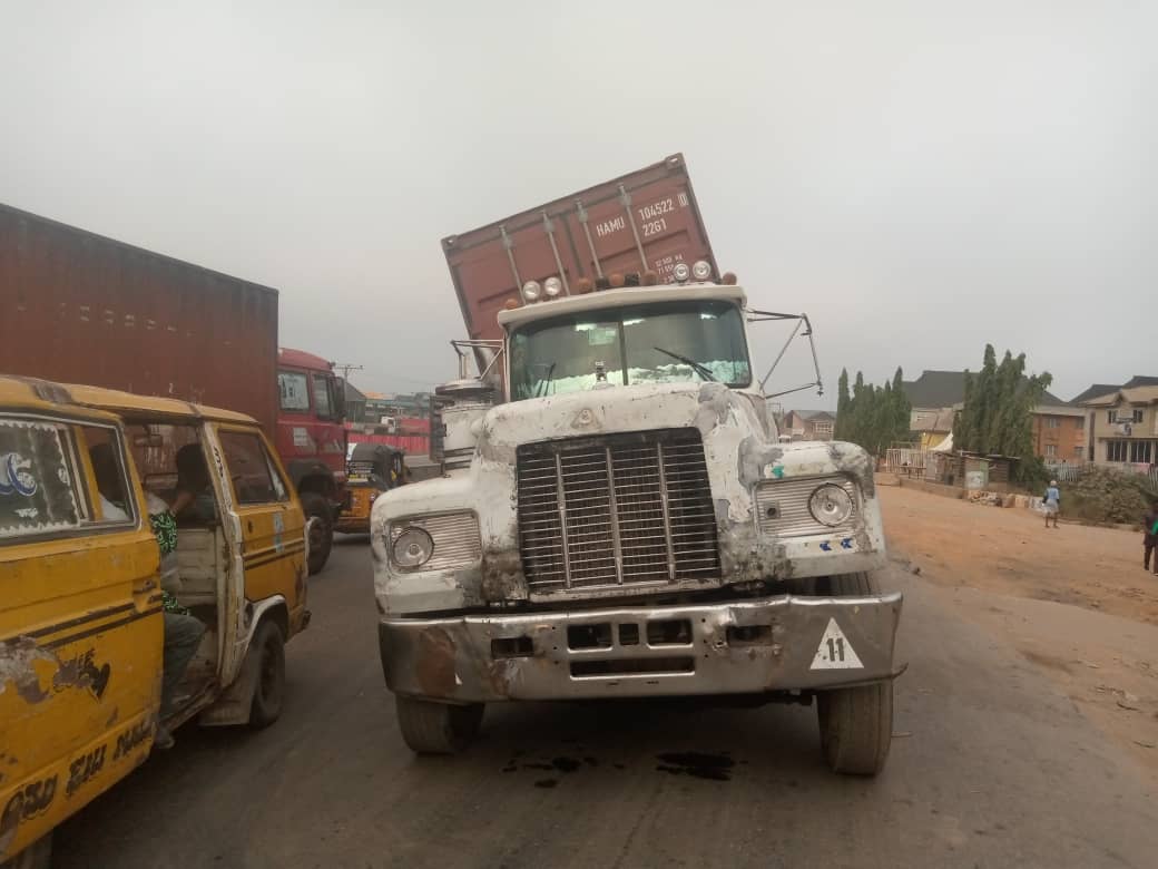 trafficbutter's tweet photo. VIA @followlastma: [7:42AM] #OkeOdoAbuleEgba #Obadeyi #BreakdownA broken down 40ft loaded Truck at Obadeyi inw Ijaye having a bad spring and tilting, which is also driving against traffic (One Way).@lasemasocial has been contacted for immediate evacuation. https://t.co/LjouGKZKgS