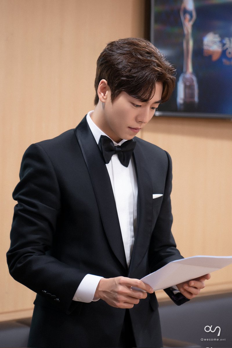 heiHyunwoo's tweet photo. Make sure I don't miss scripted so read again check again. So nervous but also excited to present a nomination from one of biggest film award in South Korea. https://t.co/stU1FEaD3Q