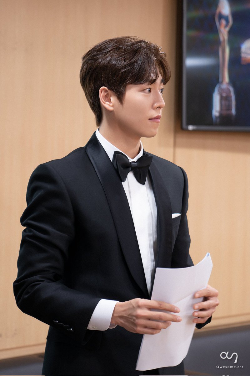 heiHyunwoo's tweet photo. Make sure I don't miss scripted so read again check again. So nervous but also excited to present a nomination from one of biggest film award in South Korea. https://t.co/stU1FEaD3Q