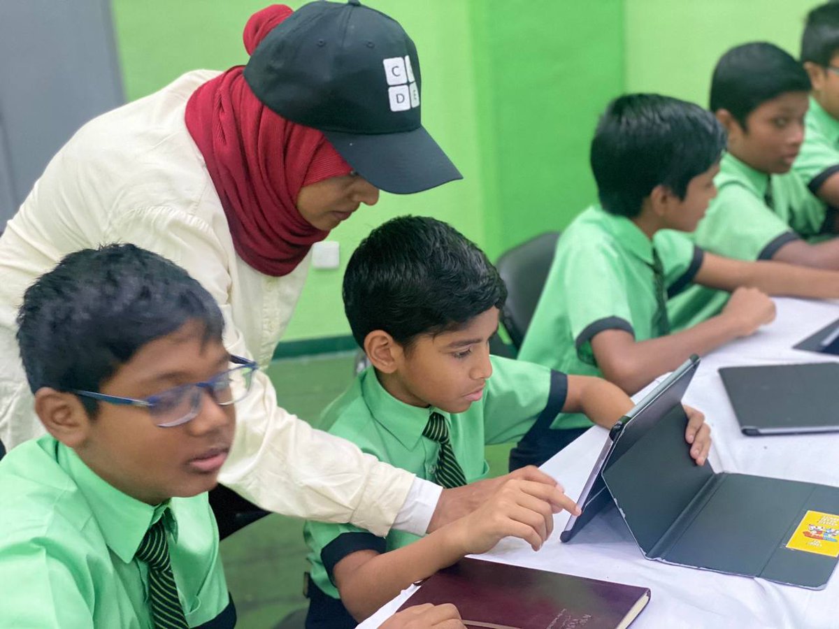 Dhiraagu's tweet image. Our Machine Learning Engineer, Fauzaan joined the #HourofCode session at @kalaafaanu_mv as a mentor for their Grade 5 students.

Stay tuned for the main event on the 24th! @womenintechmv 

#HourOfCodeMV
@MoEdumv @codeorg