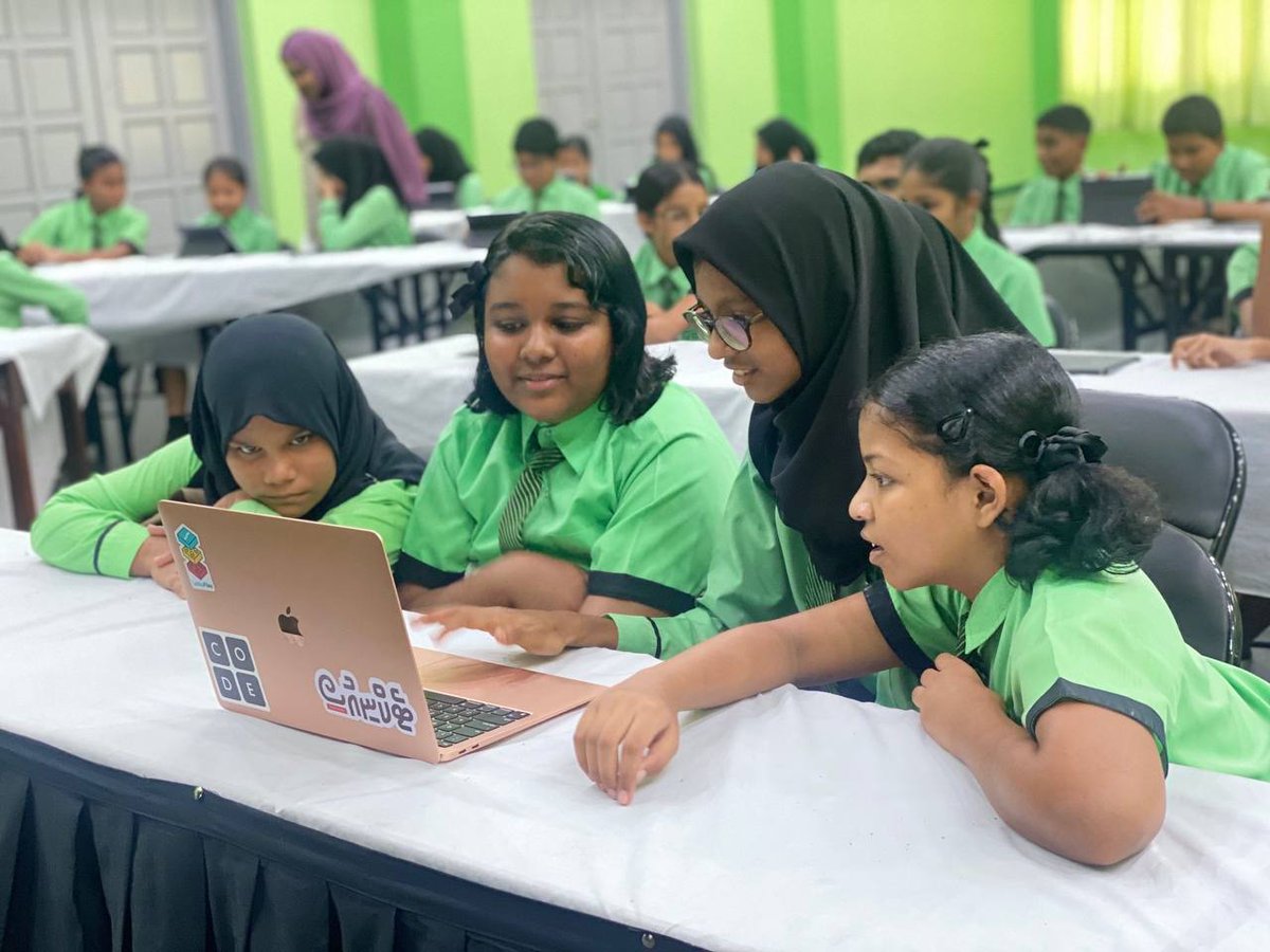 Dhiraagu's tweet image. Our Machine Learning Engineer, Fauzaan joined the #HourofCode session at @kalaafaanu_mv as a mentor for their Grade 5 students.

Stay tuned for the main event on the 24th! @womenintechmv 

#HourOfCodeMV
@MoEdumv @codeorg