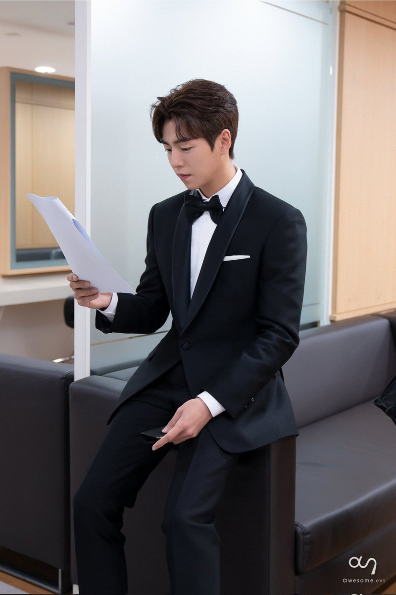 heiHyunwoo's tweet photo. Memorizing the lines seriously, I was thinking that I shouldn't mess the event by spelling names of the nominees wrong lol https://t.co/jswL8cNR5Q