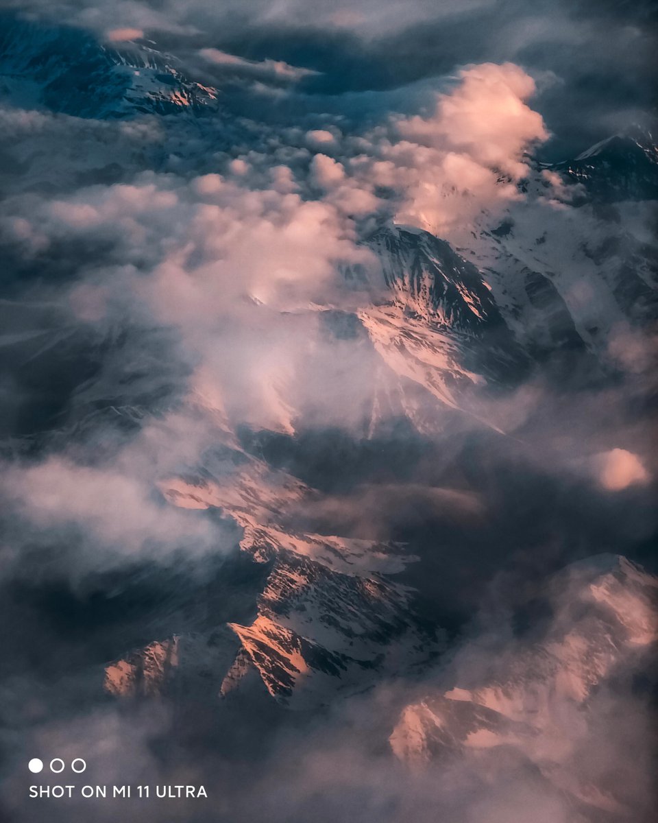 Xiaomi's tweet photo. Taking a moment to appreciate the majestic mountain view. What's the highest mountain range in your region? #InternationalMountainDay 

📸Alexandr Kuznetsov (IG: kuznetsovkz) https://t.co/Pn9T3XndYf
