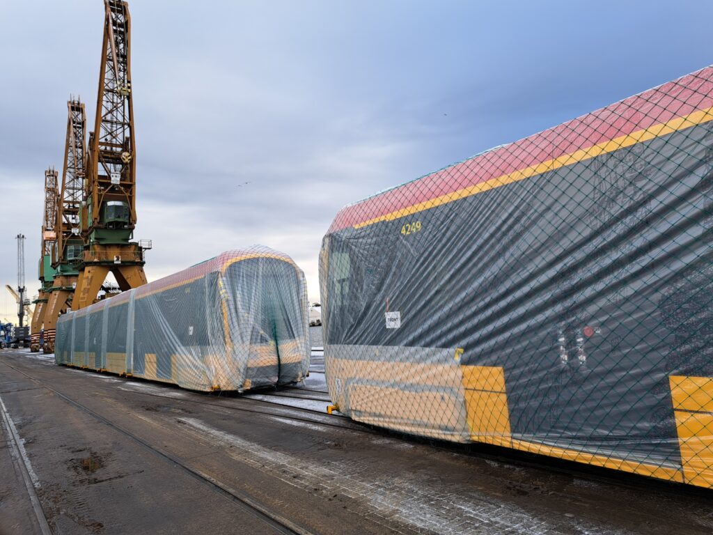 Baltic__Sea's tweet photo. Wyładunek koreańskich tramwajów dla Warszawy w Porcie Gdynia.
Tramwaje ważące 48,6 ton i mierzące prawie 33 metry długości przypłynęły do Portu Gdynia z Korei Południowej na statku mv BBC Pearl. To ten sam statek,który dostarczył czołgi K2 i armatohaubice K9 (jeden transport)
1/2 https://t.co/LJi5Dqm2p8