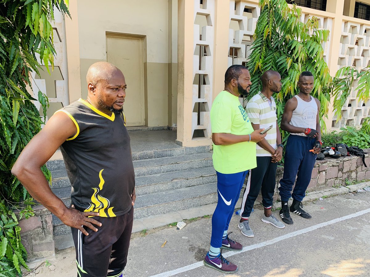 diyoka_jonathan's tweet photo. Café sport : nous avons eu le plaisir d’associer pour une séance de travail nos boxeurs et  ceux du club #Zenith. L’encadrement de la jeunesse dans le sport reste un des moyens de lutte contre la délinquance.
Nous essayerons tjr de faire quelque choses avec nos faibles moyens.
✊🏾 https://t.co/7Lrxq3WuYa