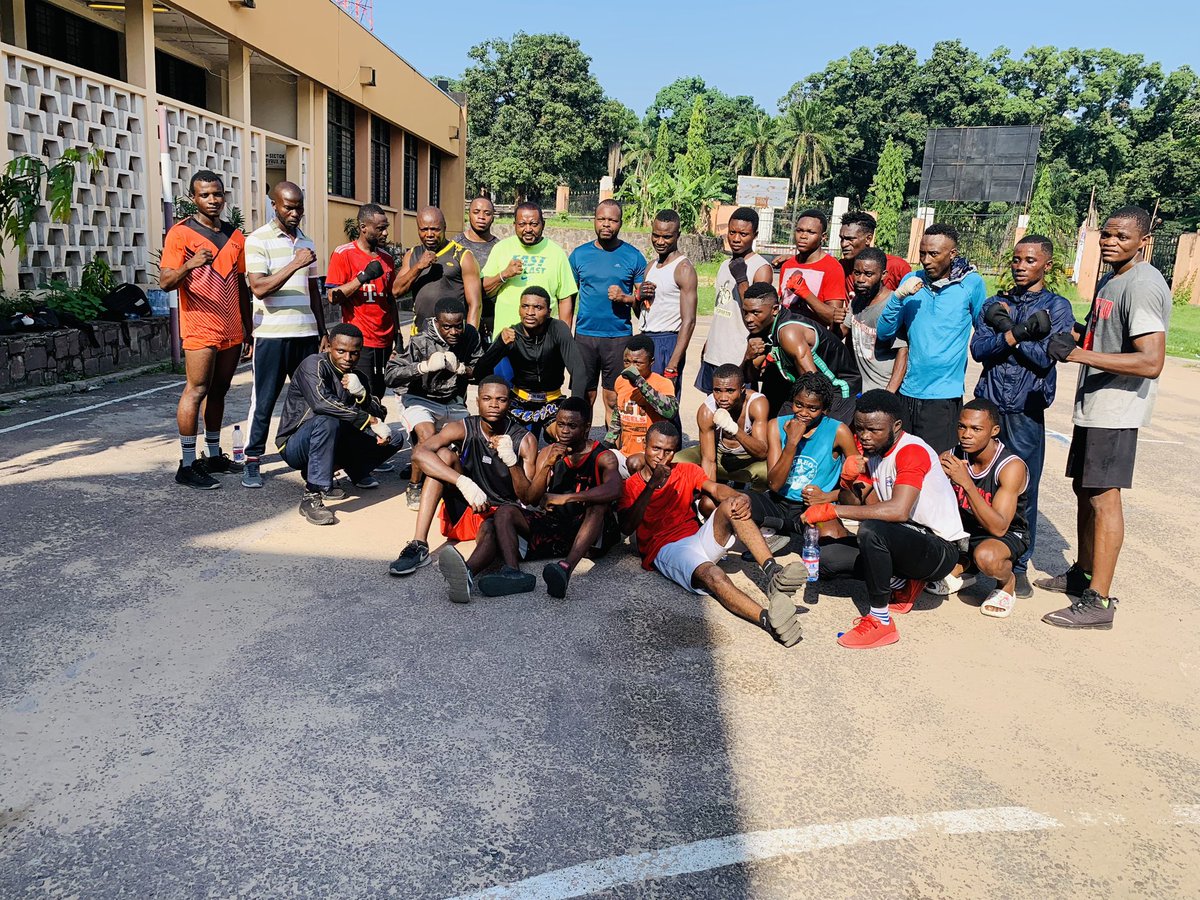 diyoka_jonathan's tweet photo. Café sport : nous avons eu le plaisir d’associer pour une séance de travail nos boxeurs et  ceux du club #Zenith. L’encadrement de la jeunesse dans le sport reste un des moyens de lutte contre la délinquance.
Nous essayerons tjr de faire quelque choses avec nos faibles moyens.
✊🏾 https://t.co/7Lrxq3WuYa