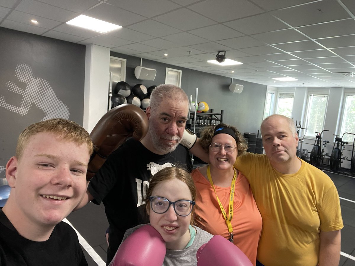 jespervarn's tweet photo. #Lucka11 i #FavoriterFrån2022 handlar om de gånger vi fått med kompisar att träna boxning. På bilderna @EngborgA @Nissvik @oxisnalle och (och det måste vara den sämsta boxningsbild vi fått till på nån av våra gäster) @helen_bolander
Det här är nåt jag vill fortsätta med 2023: https://t.co/Xup0BDO0GN